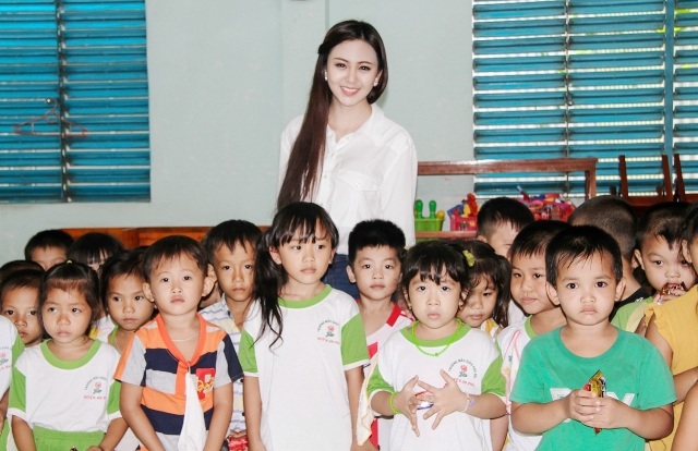 Hoa khôi Nam Bộ cùng mang quà năm học mới đến học sinh vùng lũ - 5 Hoa khôi quê An Giang rất vui khi cùng các mạnh thường quân mang quà đến trao cho các em nhân dịp vào năm học mới. Cô cũng xúc động khi biết được những hoàn cảnh khó khăn của nhiều em học sinh.