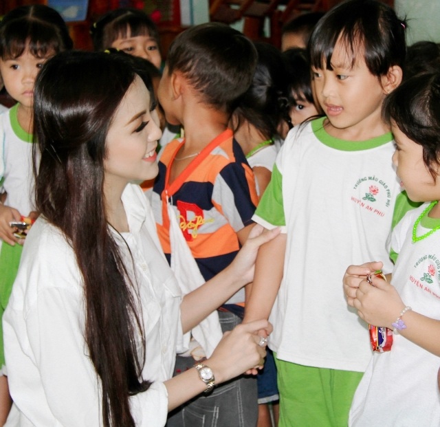 Hoa khôi Nam Bộ cùng mang quà năm học mới đến học sinh vùng lũ - 3 Cô Hoa khôi cũng ân cần thăm hỏi, trò chuyện vớ các em về năm học mới.