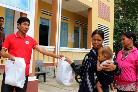 100 phần quà Nhân ái đến với người dân nghèo tỉnh Gia Lai - 3 100 phần quà Nhân ái đến với người dân nghèo tỉnh Gia Lai - 3