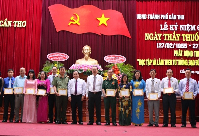 Cần Thơ: 100% cơ sở y tế đổi mới phong cách, thái độ phục vụ - 1 Lãnh đạo TP Cần Thơ trao kỷ niệm chương vì sức khỏe nhân dân của Bộ Y tế cho các cá nhân