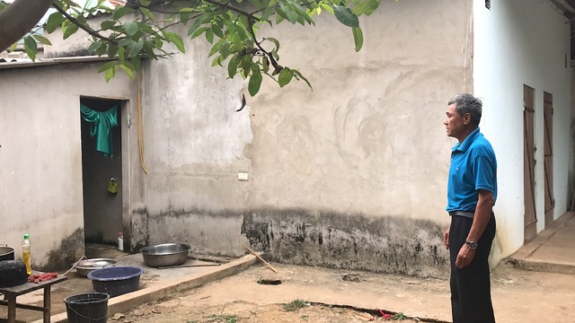 Sáng tỏ vụ giả mạo chữ ký rút tiền hỗ trợ người dân tái định cư! - 4 Ông Lang Văn Hùng bên công trình phụ trợ của gia đình nay đã được nhận tiền hỗ trợ.