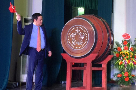 Phó Thủ tướng Vương Đình Huệ đánh trống khai trường tại trường chuyên Khoa học tự nhiên - 1
Phó Thủ tướng Vương Đình Huệ đánh trống khai trường tại THPT chuyên KHTN, Hà Nội. (Ảnh: Mỹ Hà)