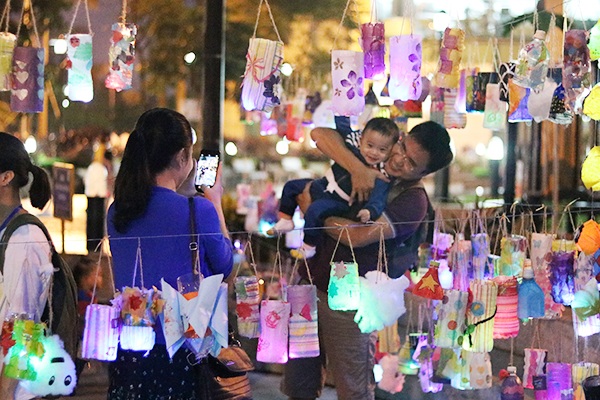 Trẻ em vui học làm đèn lồng Trung thu - 3 Sự kiện thu hút được hơn 500 người tới tham gia, bao gồm phụ huynh, các em nhỏ và các bạn trẻ yêu thích hoạt động thiện nguyện. Tại đây, mọi người được tham gia vào các trò chơi dân gian như gắp cua bỏ giỏ, rồng rắn lên mây, mèo đuổi chuột...; được tự tay làm đèn lồng từ thiện.