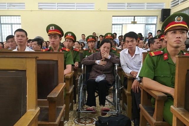 Hoãn xử 7 "đại gia" thủy sản chiếm đoạt ngân hàng hơn 1.000 tỷ đồng - 1 Bị cáo Đặng Thị Ngợi (nguyên lãnh đạo Doanh nghiệp Ngọc Sinh) phải ngồi xe lăn dự tòa.