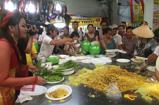 Cần Thơ: Người dân chen chân xem bánh xèo kỷ lục - 5