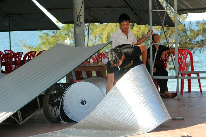 Người dân vùng bão "đỏ mắt" tìm thợ sửa nhà - 4