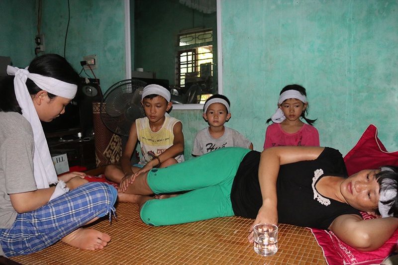 Cha mất vì ung thư, mẹ bệnh liệt giường, 4 chị em sống trong đói khát - 1 Cha mất vì ung thư, mẹ bệnh liệt giường, 4 chị em sống trong đói khát - 1