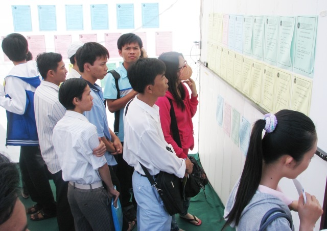 Bạc Liêu: UBND tỉnh “vẽ đường” cho sinh viên tìm việc làm! - 2 Nhiều người phải tìm đến các Trung tâm dịch vụ việc làm để kiếm việc. (Ảnh minh họa)