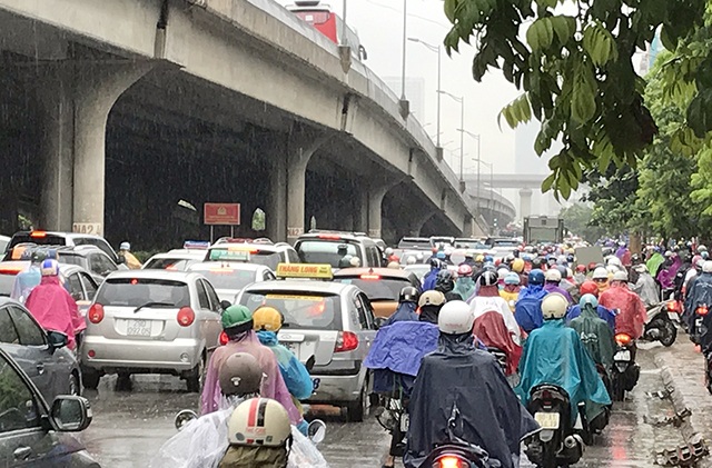 Đường phố Hà Nội ùn tắc nghiêm trọng sau trận mưa lớn kéo dài - 7 Đường phố Hà Nội ùn tắc nghiêm trọng sau trận mưa lớn kéo dài - 7