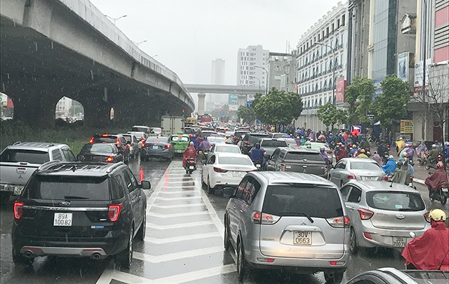 Đường phố Hà Nội ùn tắc nghiêm trọng sau trận mưa lớn kéo dài - 1 Tuyến Đường Nguyễn Xiển sáng nay bị ùn tắc kéo dài hàng cây số