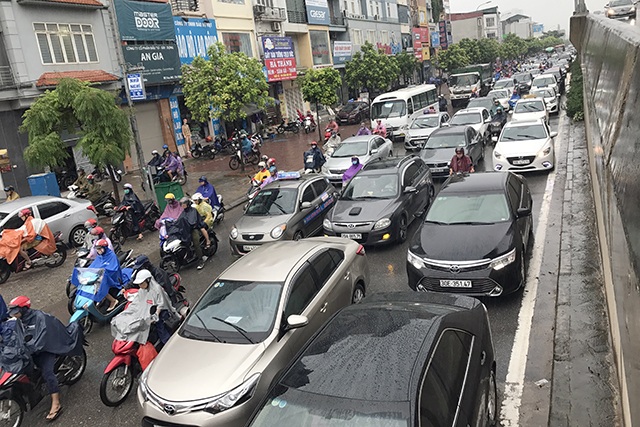 Đường phố Hà Nội ùn tắc nghiêm trọng sau trận mưa lớn kéo dài - 2 Ô tô xếp hàng ba, hàng bốn kéo dài trên đường Nguyễn Xiển