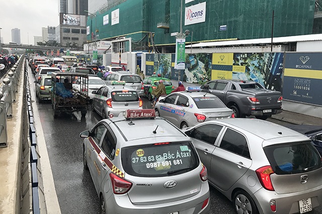 Đường phố Hà Nội ùn tắc nghiêm trọng sau trận mưa lớn kéo dài - 9
Đầu đường Trần Duy Hưng