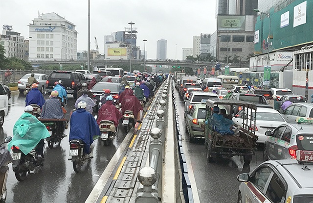 Đường phố Hà Nội ùn tắc nghiêm trọng sau trận mưa lớn kéo dài - 11 Cửa hầm Đại Lộ Thăng Long - Trần Duy Hưng cũng kẹt cứng phương tiện