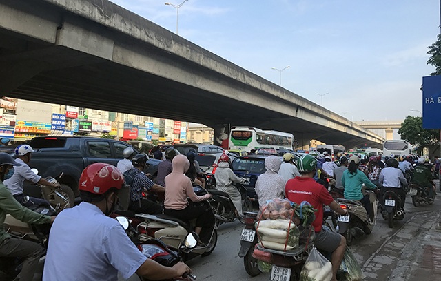 Đường phố Hà Nội ùn tắc nghiêm trọng trong ngày khai trường - 1 Sáng nay, nhiều tuyến phố trên địa bàn TP Hà Nội bị ùn tắc nghiêm trọng