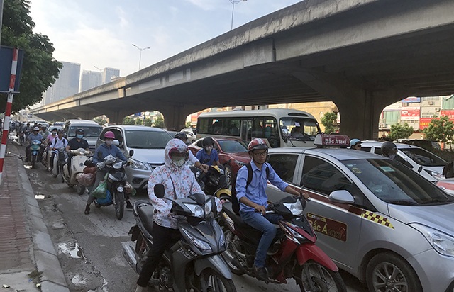 Đường phố Hà Nội ùn tắc nghiêm trọng trong ngày khai trường - 2 Tuyến đường Nguyễn Xiển bị ùn tắc kéo dài hàng kilomet