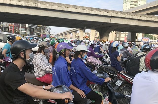 Đường phố Hà Nội ùn tắc nghiêm trọng trong ngày khai trường - 3 Nhiều người cảm thấy mệt mỏi khi bị giam giữa đường hàng tiếng