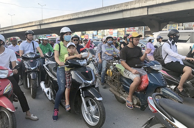 Đường phố Hà Nội ùn tắc nghiêm trọng trong ngày khai trường - 4 Học sinh tựu trường trong năm học mới (2017-2018) khiến mật độ giao thông trên đường phố Hà Nội tăng đột biến