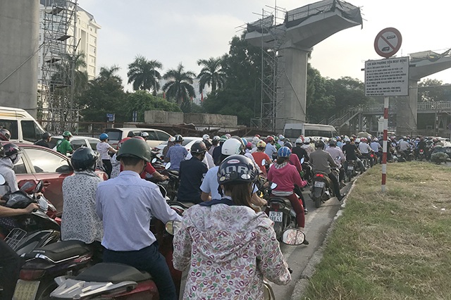 Đường phố Hà Nội ùn tắc nghiêm trọng trong ngày khai trường - 5 Ùn tắc nghiêm trọng trên các tuyến phố ở địa bàn quận Cầu Giấy