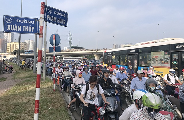 Đường phố Hà Nội ùn tắc nghiêm trọng trong ngày khai trường - 8 Ngã tư Xuân Thủy - Phạm Hùng bị ùn tắc nghiêm trọng