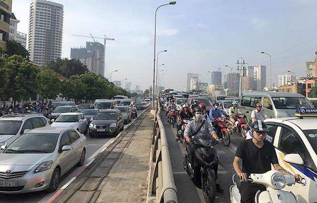 Đường phố Hà Nội ùn tắc nghiêm trọng trong ngày khai trường - 9 Ô tô, xe máy xếp hàng bò qua cầu vượt Mai Dịch