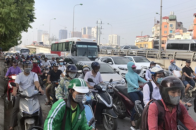 Đường phố Hà Nội ùn tắc nghiêm trọng trong ngày khai trường - 12
Gần 8h sáng nay, ùn tắc trên các tuyến đường ở Hà Nội càng lúc càng nghiêm trọng.