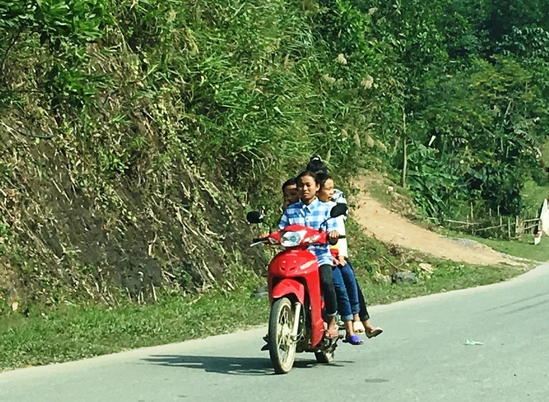 Ngày Tết nhan nhản cảnh người tham gia giao thông không tuân thủ luật - 13
Nhiều người còn kẹp 4 đi ra đường và trên đầu không đội mũ bảo hiểm