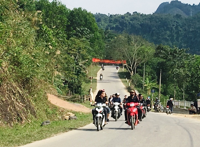 Ngày Tết nhan nhản cảnh người tham gia giao thông không tuân thủ luật - 7
Từng tốp thanh niên đi dàn hàng ngang lưu thông và không đội mũ bảo hiểm