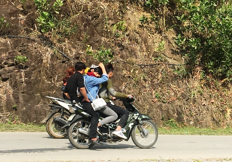 Ngày Tết nhan nhản cảnh người tham gia giao thông không tuân thủ luật - 5
Thậm chí kẹp 3 không mũ bảo hiểm