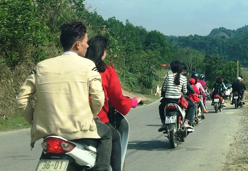 Ngày Tết nhan nhản cảnh người tham gia giao thông không tuân thủ luật - 4
Từng đôi, từng đôi đèo nhau không đội mũ bảo hiểm