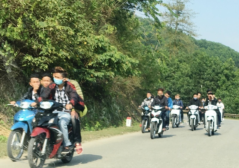 Ngày Tết nhan nhản cảnh người tham gia giao thông không tuân thủ luật - 12 Nhiều tốp thanh niên đi xe máy lấn chiếm gần hết làn đường, làm ảnh hưởng đến việc lưu thông của các phương tiện khác