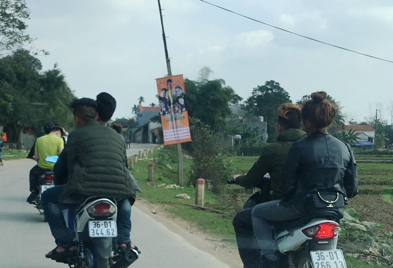 Ngày Tết nhan nhản cảnh người tham gia giao thông không tuân thủ luật - 9
Nam thanh nữ tú vô tư quên luật giao thông