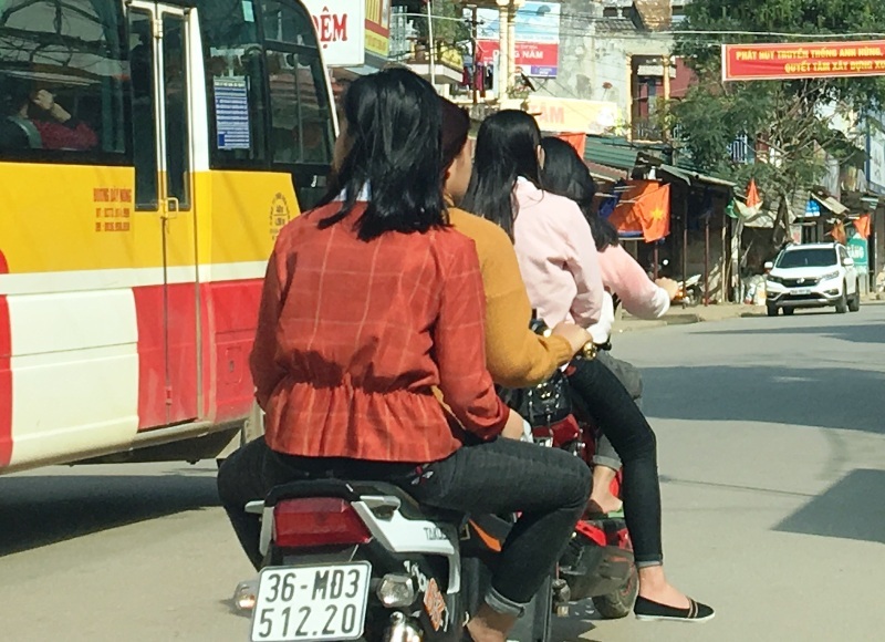 Ngày Tết nhan nhản cảnh người tham gia giao thông không tuân thủ luật - 2 Vô tư đầu trần điều khiển xe máy tham gia giao thông