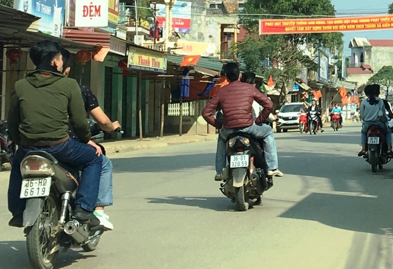 Ngày Tết nhan nhản cảnh người tham gia giao thông không tuân thủ luật - 1 Những hình ảnh như thế này không khó để bắt gặp trên nhiều tuyến đường trong những ngày Tết này