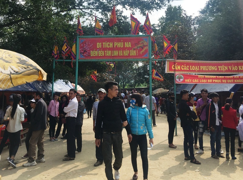 Trèo lan can, nhảy xuống mó lấy “nước thánh” - 1 Trèo lan can, nhảy xuống mó lấy “nước thánh” - 1