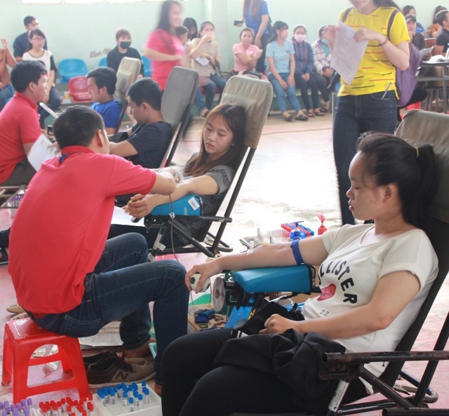 Hàng trăm bạn trẻ Bạc Liêu hiến máu tình nguyện trong tháng Thanh niên - 1 Nhiều nữ sinh viên tham gia hiến máu tình nguyện.