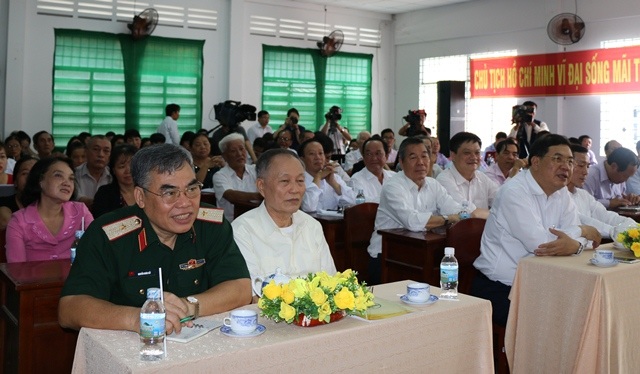 Sẽ làm thủ tục cho nghỉ hưu đối với ông Võ Kim Cự - 1 Cử tri quận Ninh Kiều, TP Cần Thơ tham gia buổi tiếp xúc