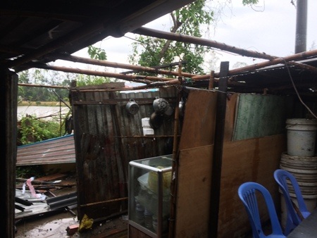 Lốc xoáy bất thường tấn công, nhà dân tan tác - 1 Lốc xoáy bất thường tấn công, nhà dân tan tác - 1