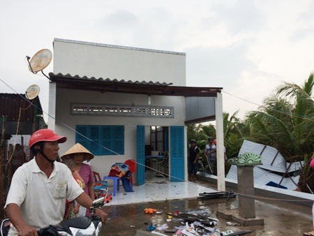 Lốc xoáy bất thường tấn công, nhà dân tan tác - 2 Lốc xoáy bất thường kèm mưa lớn làm hư hại nhiều căn nhà dân.