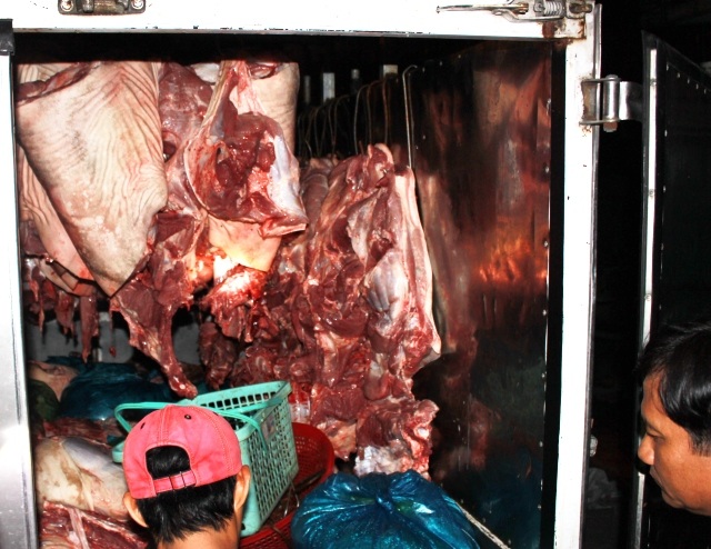 Bắt giữ xe tải chở 600 kg thịt heo không qua kiểm dịch - 1 Số thịt heo không có giấy tờ kiểm dịch bị cơ quan chức năng bắt giữ.