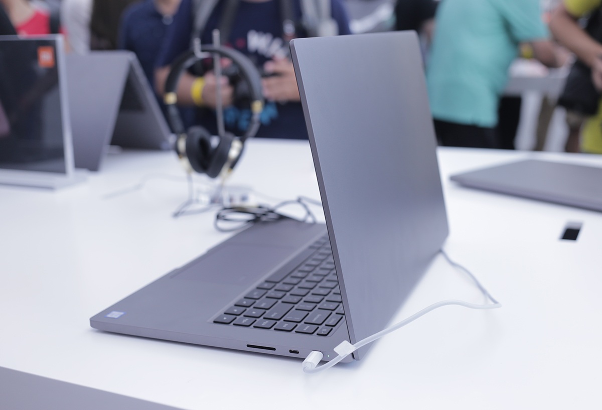 Cận cảnh laptop Mi Notebook Pro và Mi Note 3 tại Bắc Kinh - 1 Cận cảnh laptop Mi Notebook Pro và Mi Note 3 tại Bắc Kinh - 1