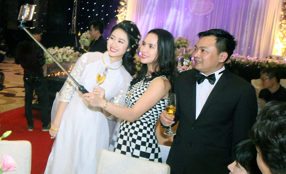 Thêm hình ảnh ngập tràn tình yêu của hoa hậu Thu Ngân trong ngày cưới - 1 Thêm hình ảnh ngập tràn tình yêu của hoa hậu Thu Ngân trong ngày cưới - 1
