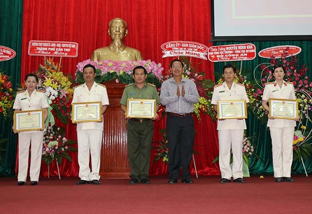 Nhiều mô hình dân vận khéo do lực lượng công an làm nòng cốt - 1 Ông Lê Văn Tâm - Phó chủ tịch thường trực UBND TP cần Thơ trao giấy khen cho các tập thể và cá nhân