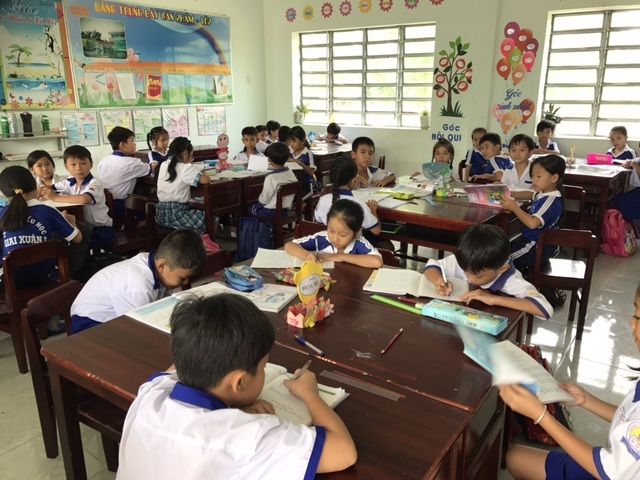 Nhiều giáo viên Cần Thơ bỏ tiền túi đi Đà Nẵng học cách dạy bơi? - 2 Các em học sinh của trường Tiểu học Giai Xuân 3 trong giờ học