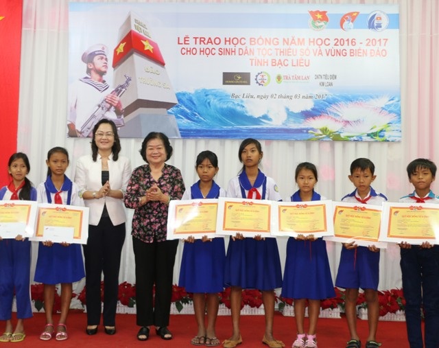 Trao học bổng đến học sinh thiểu số và vùng biển đảo - 1 Nguyên Phó Chủ tịch nước Trương Mỹ Hoa và Phó Bí thư Thường trực Tỉnh ủy Bạc Liêu Lê Thị Ái Nam cùng trao học bổng cho các em học sinh.