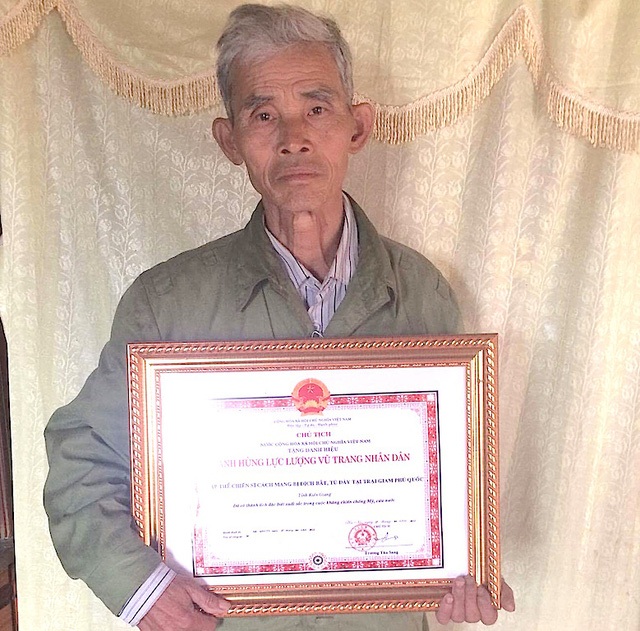 Tia hy vọng cho người lính Côn Đảo hơn 20 năm đi tìm công lý! - 1 Ông Trác bên danh hiệu Anh hùng lực lượng vũ trang do Chủ tịch nước Trương Tấn Sang cũng là đồng đội năm xưa tặng là phần thưởng vô cùng quý giá của cuộc đời ông.