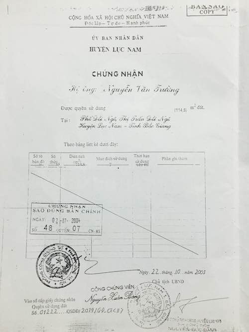 
Sau khi ký quyết định cấp cuốn sổ đỏ khiến gia đình thương binh Lê Văn Dinh khốn đốn, ông Nguyễn Đức Đăng từ Phó chủ tịch UBND huyện Lục Nam giờ đã thăng tiến lên Chánh văn phòng UBND tỉnh Bắc Giang.
