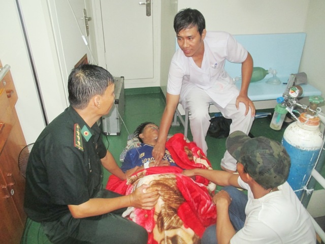 Ngạt khí hầm cá, 1 người chết, 3 người nguy kịch - 1 Bộ đội Biên phòng Sóc Trăng cứu ngư dân.