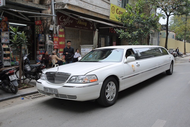 Dàn sao đi Limousine đến dự họp báo Lê Hoàng Hải - 1 Chiếc xe Limousine đưa các ca sĩ, người mẫu, doanh nhân tới dự họp báo, Fashion show “One Night In Paris” vào chiều 12/4/2017.