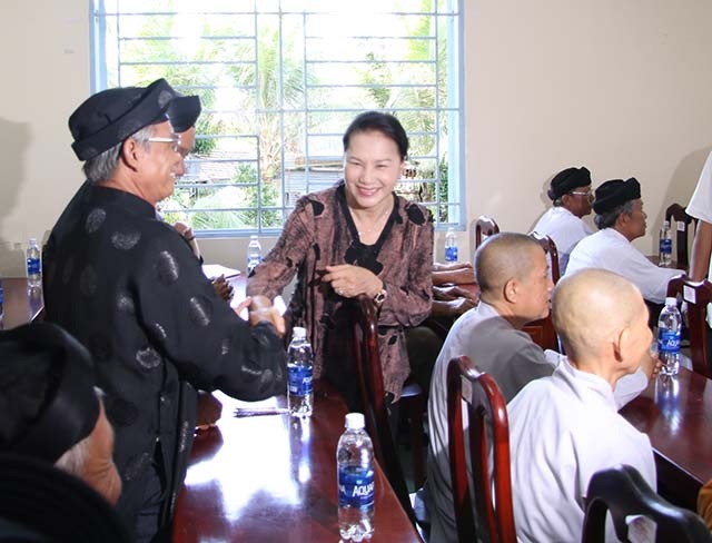 Chủ tịch QH Nguyễn Thị Kim Ngân bắt tay các cử tri huyện Vĩnh Thạnh