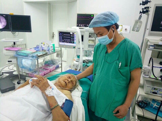Cứu sống bệnh nhân trăm tuổi bị sốc nhiễm trùng đường mật nặng - 1 Bác sĩ La Văn Phú kiểm tra lại sức khoẻ cho bệnh nhân Nguyễn Thị Lý